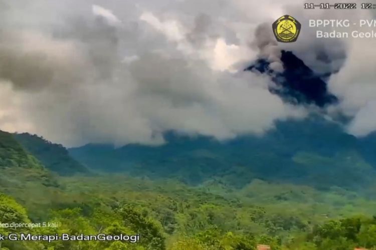 Tangkapan layar dari video rekaman kamera CCTV BPPTKG saat awan panas guguran Gunung Merapi pada Jumat (11/11/2022) pukul 12.08 WIB.