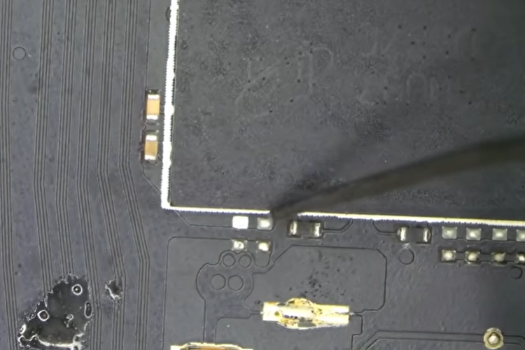 Ilustarasi detail solder yang kurang rapi ketika RTX  4090 palsu dilihat dari mikroskop.