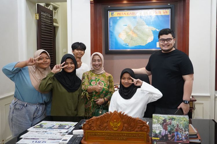 Bupati Kediri Hanindhito Himawan Pramana atau Mas Dhito berfoto bersama siswa kelas 8A SMPN 2 Pare di rumah dinas Bupati Kediri di Pendopo Panjalu Jayati, Kota Kediri, Jawa Timur, Sabtu (22/7/2023).

