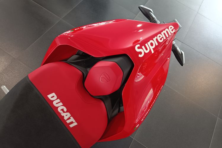 Ducati StreetFighter V4 Supreme