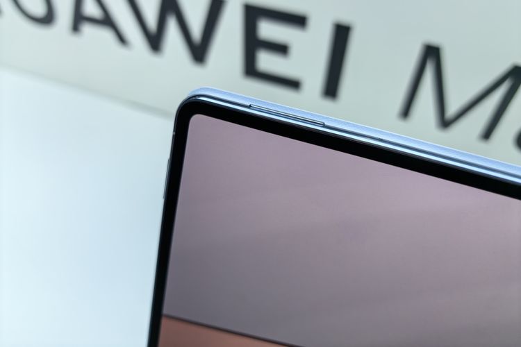 Bingkai Huawei MatePad Pro Max sekaligus mengakomodasi berbagai komponen, termasuk enam speaker, empat mikrofon, tombol volume yang sangat ramping