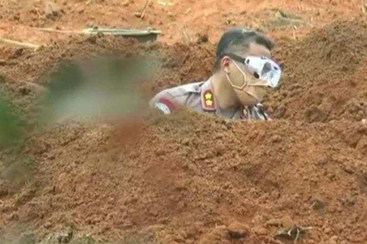 Kepala Satuan (Kasat) Shabara Polrestabes Palembang AKBP Sonny saat membantu menggali makam standar Covid-19 di Kecamatan Gandus, Palembang, Jumat (22/5/2020).