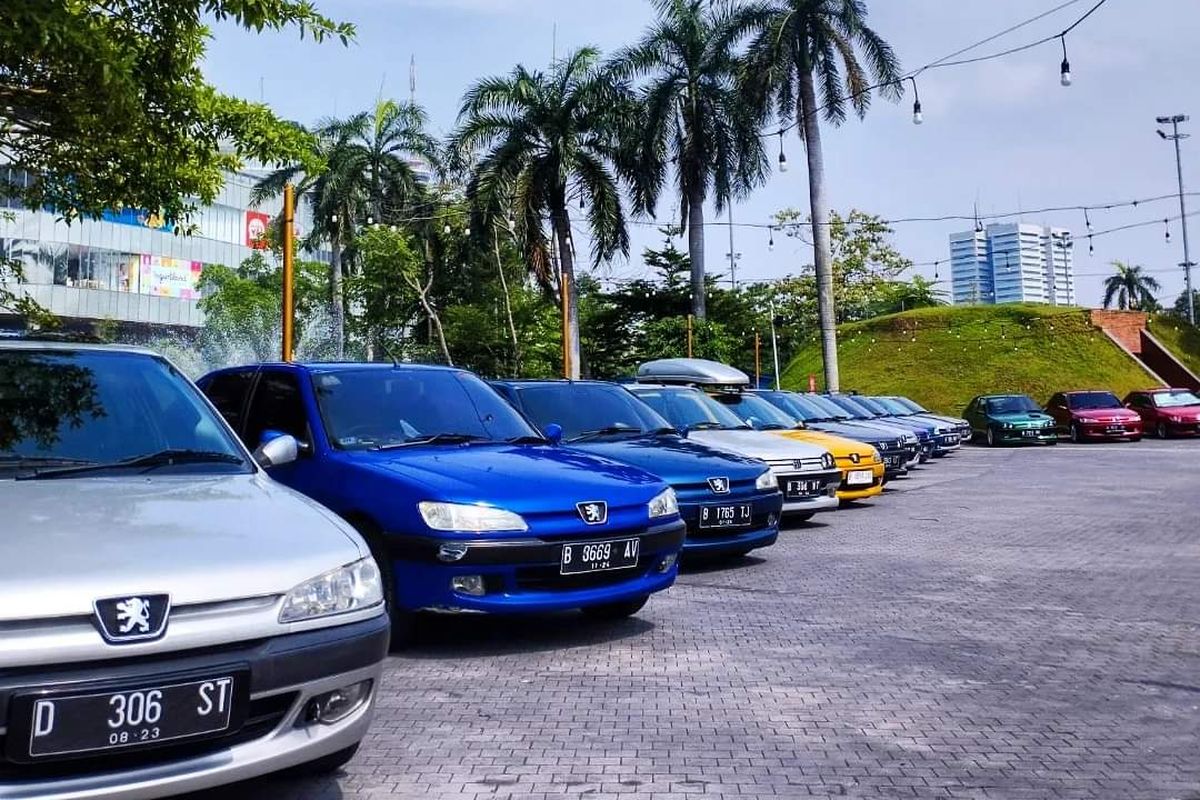 Para pecinta mobil Peugeot 306 yang tergabung dalam Indonesia Peugeot 306 Community menggelar acara Halalbihalal di Senayan Park, Jakarta Pusat, pada Minggu (11/5/2023).
