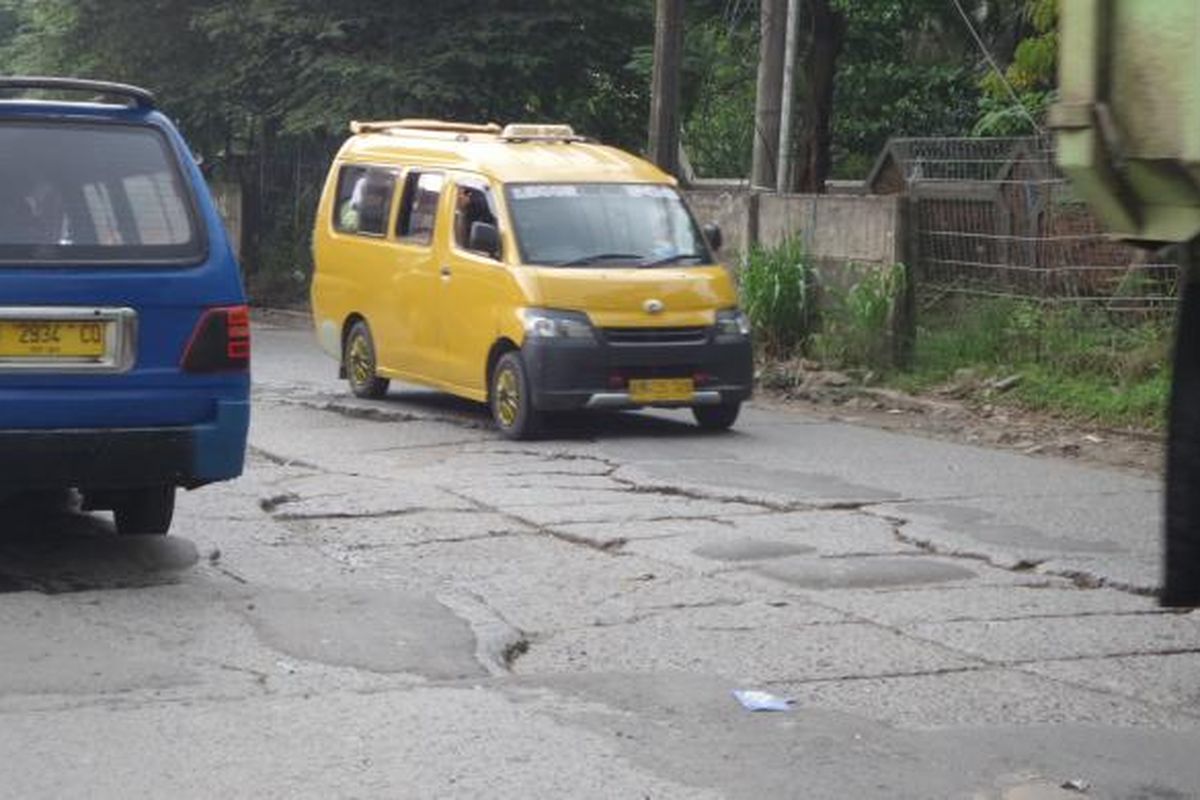 Kondisi Jalan Raya Legok, Kabupaten Tangerang, yang kerap dikeluhkan pengendara pada Selasa (22/11/2016) sore. Jalan ini sering rusak akibat dilintasi oleh kendaraan berat dalam jumlah banyak setiap harinya.