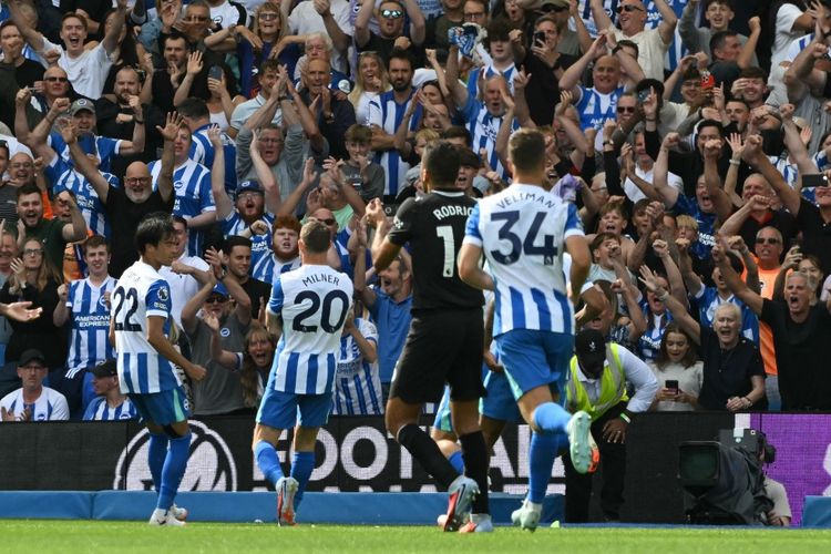 Gelandang Brighton James Milner merayakan gol dari titik penalti pada laga Liga Inggris antara Brighton dan Hove Albion dan Manchester City di Stadion Komunitas American Express di Brighton, Inggris selatan pada tanggal 31 Agustus 2025.