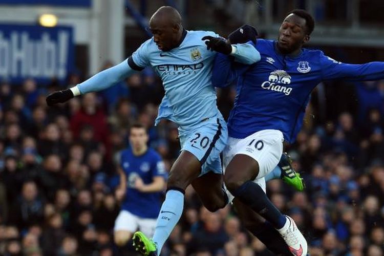 Bek Manchester City, Eliaquim Mangala (kiri) saat berebut bola dengan striker Everton, Romelu Lukaku, pada laga lanjutan Premier League di Goodison Park, Sabtu (10/1/2015). 