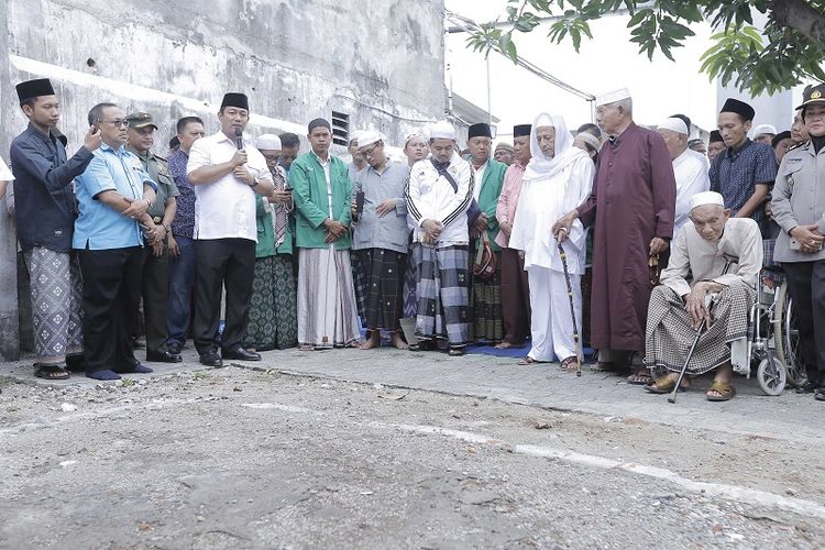 Wali Kota Semarang Hendrar Prihadi saat menghadiri acarapeletakan batu pertama pembangunan makam Habib Thoha bin Yahya di Semarang.