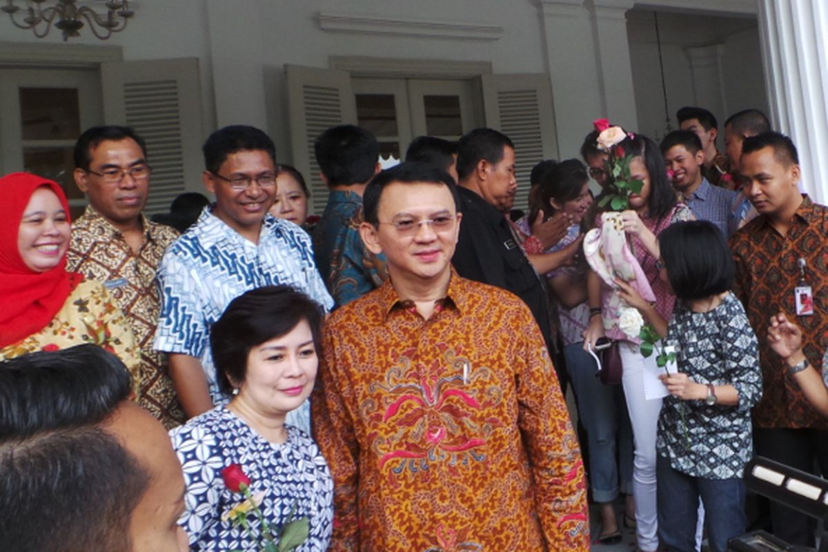 Gubernur DKI Jakarta Basuki Tjahaja Purnama atau Ahok ladeni foto warga di Pendopo Balai Kota DKI Jakarta, Jumat (21/4/2017).