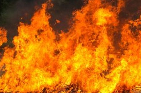 Kebakaran Gudang Penyimpanan Barang Bekas di Pamekasan, 2 Mobil Ikut Terbakar