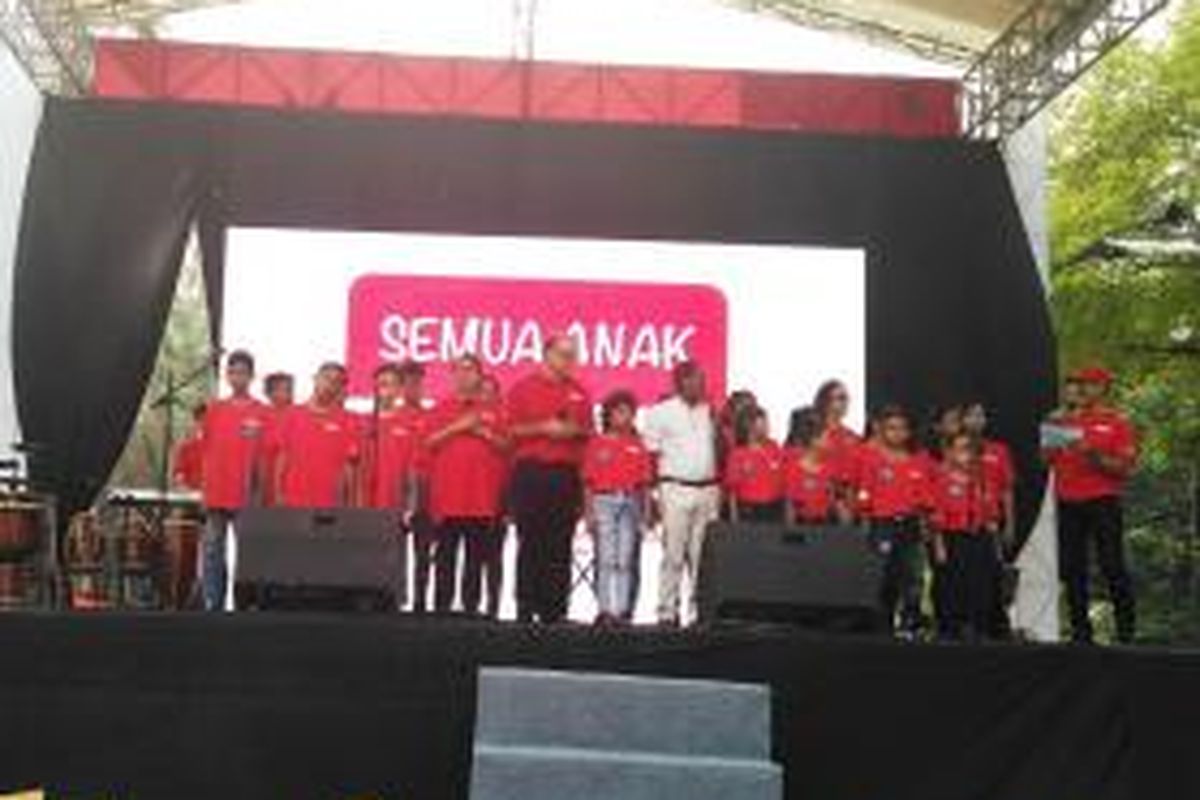 Menteri Pemberdayaan Perempuan dan Perlindungan Anak Yohana Yembise bernyanyi bersama anak-anak dalam acara Festival Kabupaten/Kota Layak Anak di Plaza Tenggara Gelora Bung Karno, Senayan, Jakarta, Sabtu (7/11/2015).