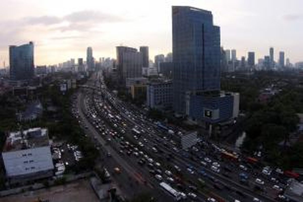 Kemacetan pada jam pulang kerja di Jalan Gatot Subroto, Kamis (24/7/2014). Puncak arus mudik kendaraan keluar dari Jakarta diperkirakan terjadi pada Jumat malam. KOMPAS IMAGES/KRISTIANTO PURNOMO-RODERICK ADRIAN MOZES