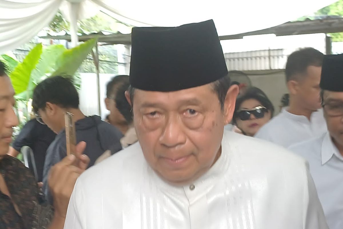 Presiden Indonesia ke-6, Susilo Bambang Yudhoyono atau SBY, datang melayat ke rumah duka Titiek Puspa yang berada di kawasan Pancoran, Jakarta Selatan, Jumat (11/4/2025).