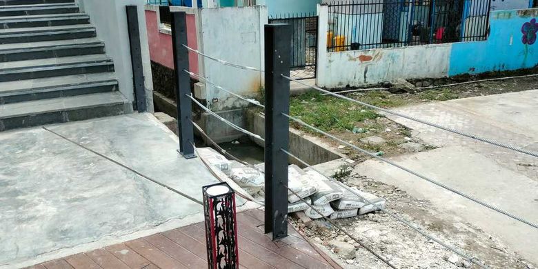 Foto: Salah satu fasilitas lampu di RTP Pantai Bebas Parapat Danau Toba Simalungun diberi tanda. |Dok : Ferry Ndraha (Warga) Foto: Kawat sling pembatas RTP dibuka untuk akses Jalan ke Pantai.| Dok : Ferry Ndraha (Warga)