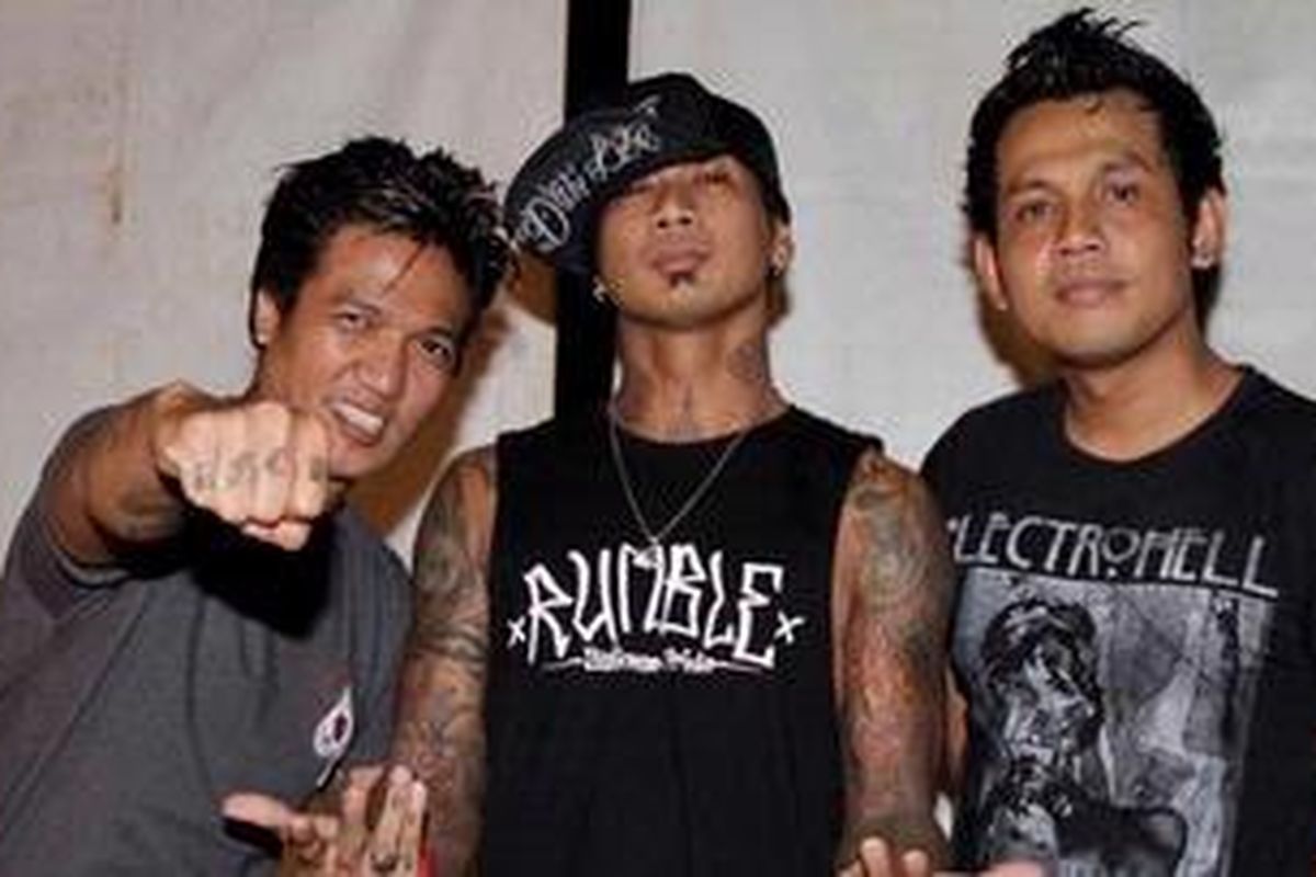 Superman IS Dead: Eka Rock (kiri), JRX atau Jerinx, dan Bobby Kool (kanan) 