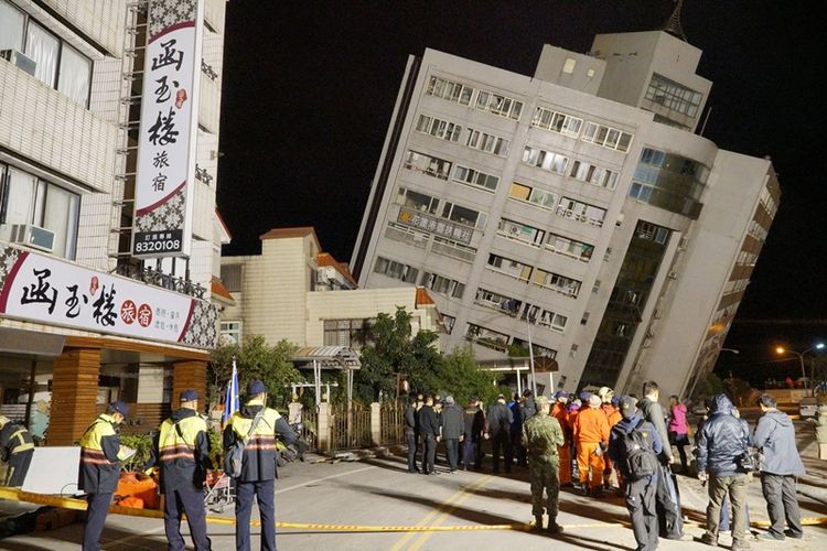 Salah satu hotel pondasinya ambruk dan menjadi miring di Hualien, Taiwan,  setelah gempa berkekuatan 6,4 skala richter mengguncang pesisir timur. (AFP/Paul Yang)