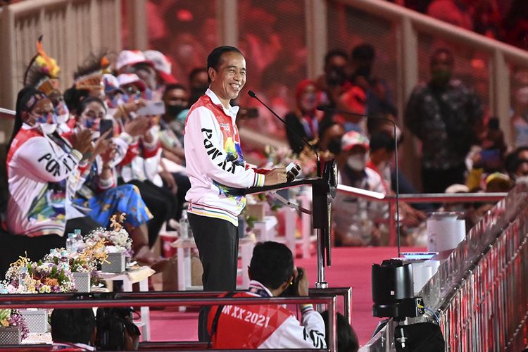 Presiden Joko Widodo tersenyum saat memberikan sambutan sekaligus membuka secara resmi PON Papua di Stadion Lukas Enembe, Kompleks Olahraga Kampung Harapan, Distrik Sentani Timur, Kabupaten Jayapura, Papua, Sabtu (2/10/2021). Resmi dibuka oleh Presiden Jokowi, PON XX Papua 2021 akan berlangsung pada 2-15 Oktober 2021.