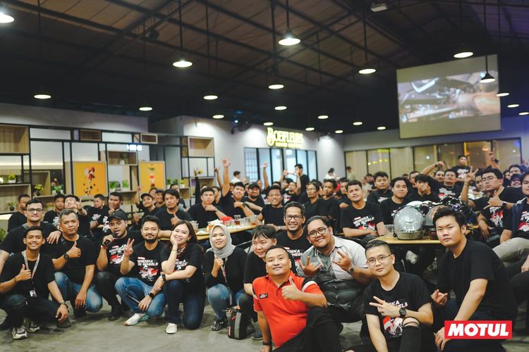 Beramai-ramai anggota komunitas motor merayakan HUT RI ke-79 dalam acara Motul Merdeka On Wheels