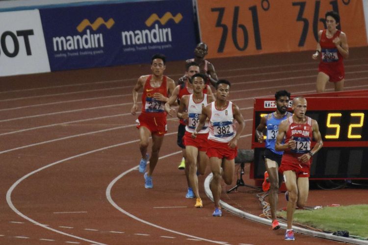 Pelari memacu kecepatan saat Final nomor lari 10.000 m putra Asian Games 2018 di Stadion Gelora Bung Karno, Senayan, Jakarta Pusat, Minggu (26/8/2018). Hassan Chani mencapai finish diurutan pertama dengan catatan waktu tercepat 28.35.54.
Keywords