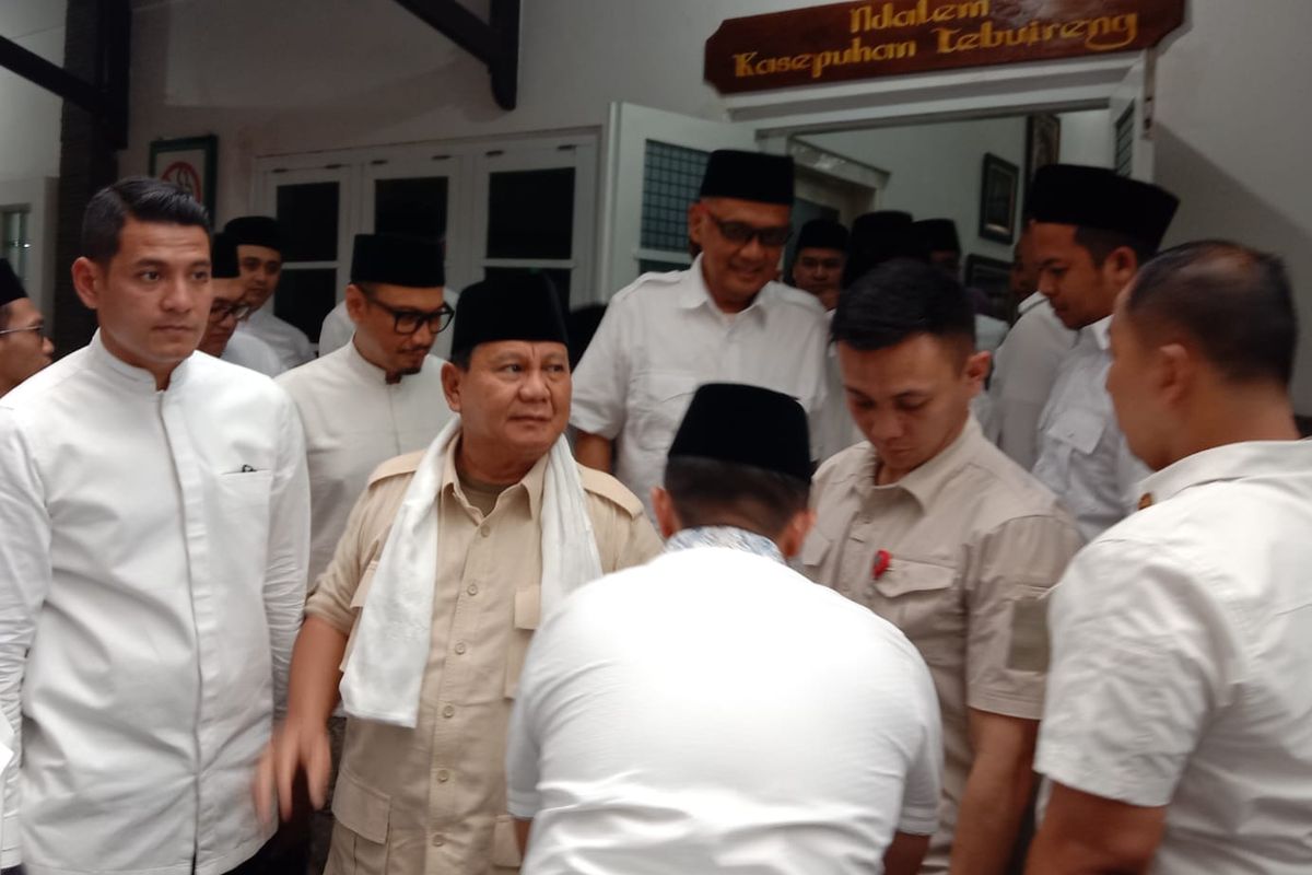 Prabowo Subianto saat berkunjung ke Pesantren Tebuireng, Jombang, Jawa Timur, Minggu (21/5/2023).