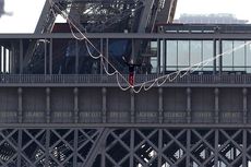 Galang Dana, Pria Ini Lakukan Slackline dari Menara Eiffel