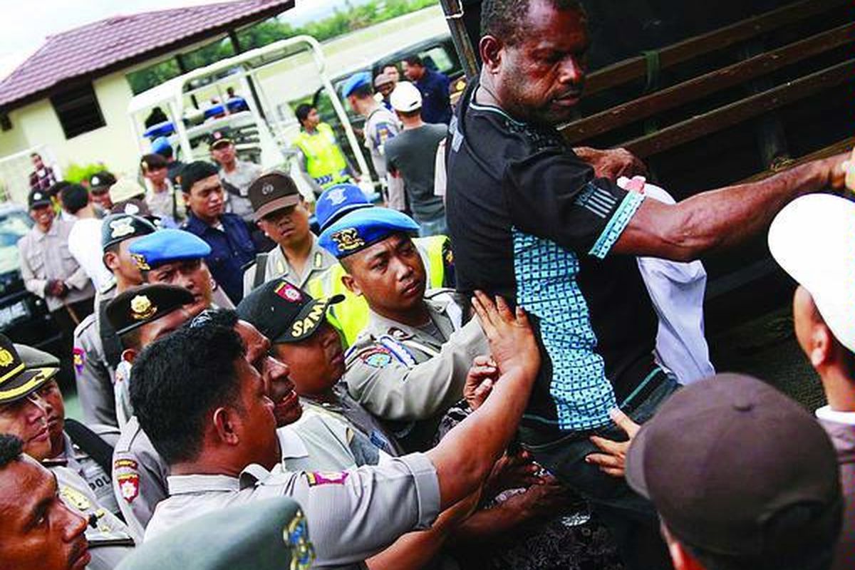 Aparat Polresta Jayapura membubarkan sekitar 50 orang dari marga Felle yang menduduki Bandara Sentani, Kabupaten Jayapura, Provinsi Papua, Jumat (17/12). Akibatnya, sejumlah penerbangan terlambat dan sebagian harus dialihkan ke bandara lain. Pendudukan bandara terkait tuntutan pembayaran hak ulayat tanah lokasi bandara yang ditaksir senilai Rp 70 miliar.