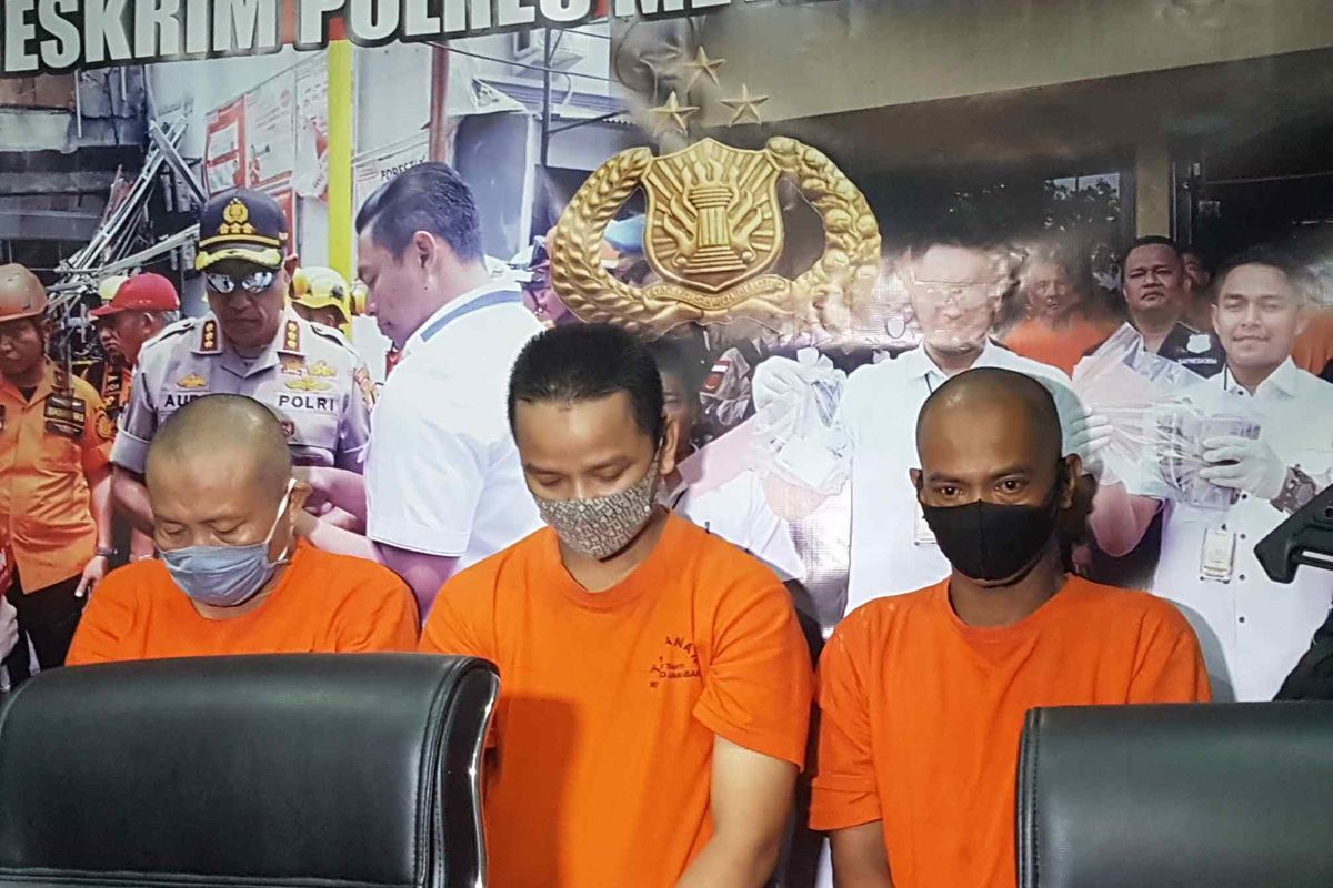 Tiga orang pelaku pelecehan seksual terhadap anak NS (baju oranye kiri), S (baju oranye tengah), AM (baju oranye kanan) dalam konferensi pers di Polres Metro Jakarta Barat, Jumat (25/12/2020). 