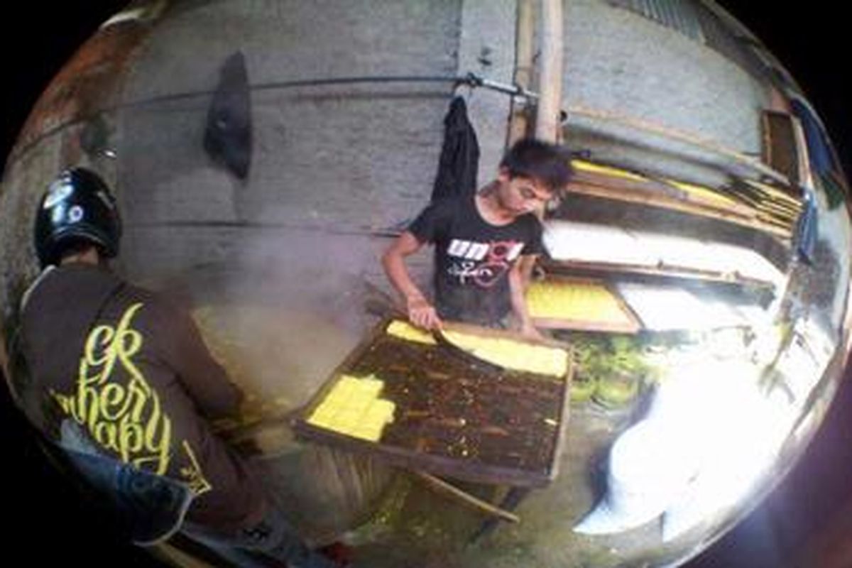 Aktivitas perajin tahu di Cibuntu, Bandung, Senin (23/7/2012). Kopti tengah berancang-ancang mogok produksi pada 25-27 Juli, sebagai protes kepada melonjaknya harga kedelai yang kini mencapai tingkat Rp 8.000 per kilogram.