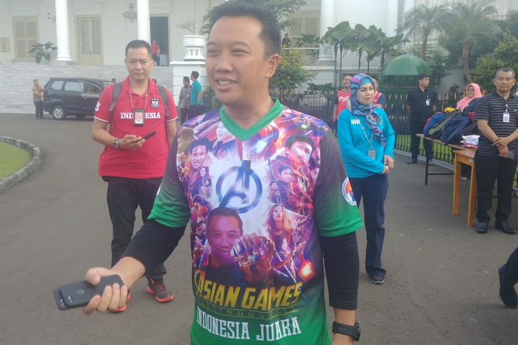 Menteri Pemuda dan Olahraga Imam Nahrawi tampil mencolok saat hendak bermain basket bersama Jokowi dan peserta Dream Basketball League (DBL), di Halaman Istana Bogor Sabtu, (12/5/2018) pagi.  Imam mengenakan kaus Asian Games 2018 dengan gambar editan dari poster film Avengers Infinity Wars.