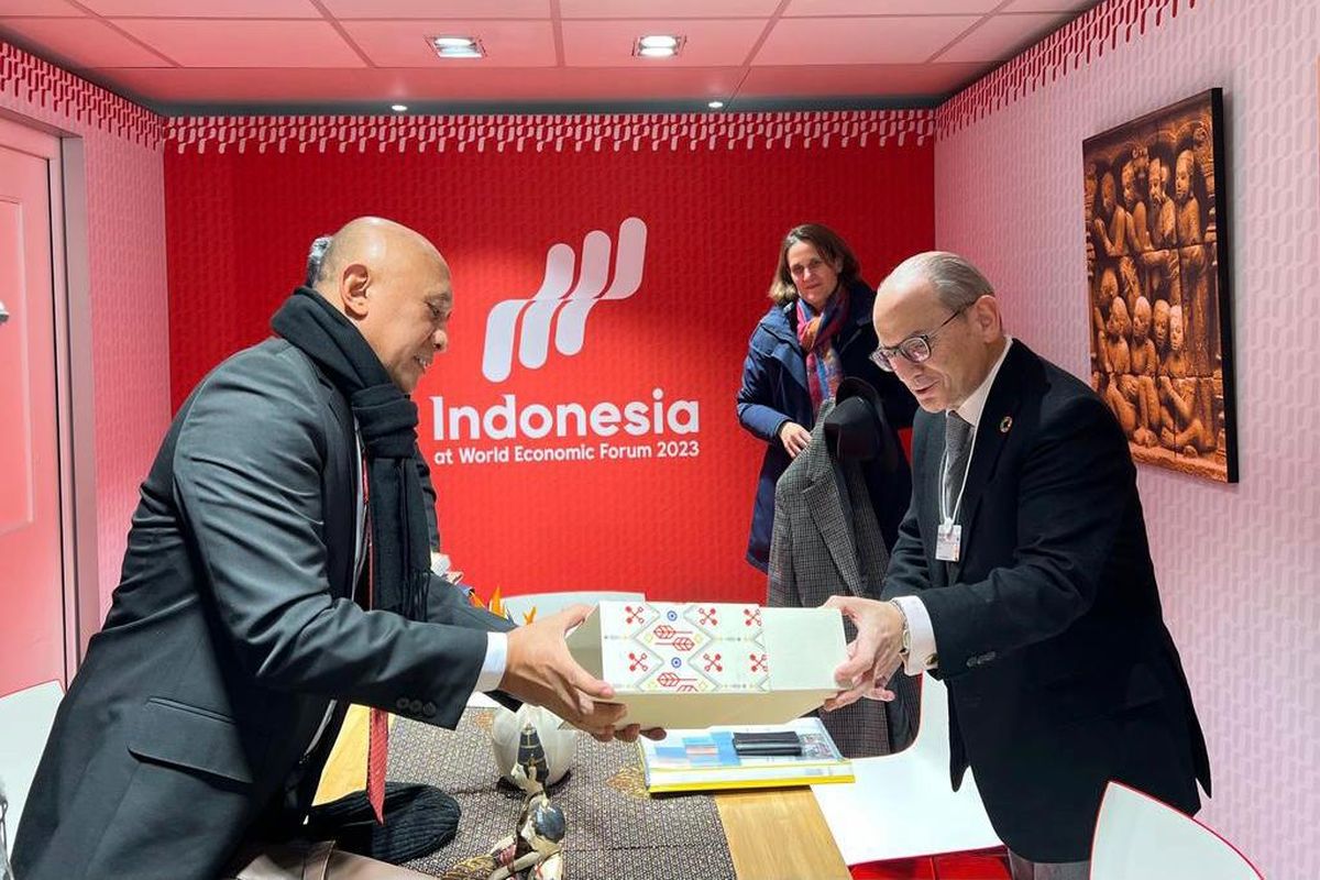 Menteri Koperasi dan Usaha KecIl Menengah, Teten Masduki melakukan pertemuan dengan Magdi Batato, Chief Operating Officer Nestle Global di sela-sela agenda peresmian Pavilon Indonesia dalam event pertemuan World Economic Forum yang dihadiri 51 Kepala Negara di Davos, Swiss, Rabu (18/1/2023), 