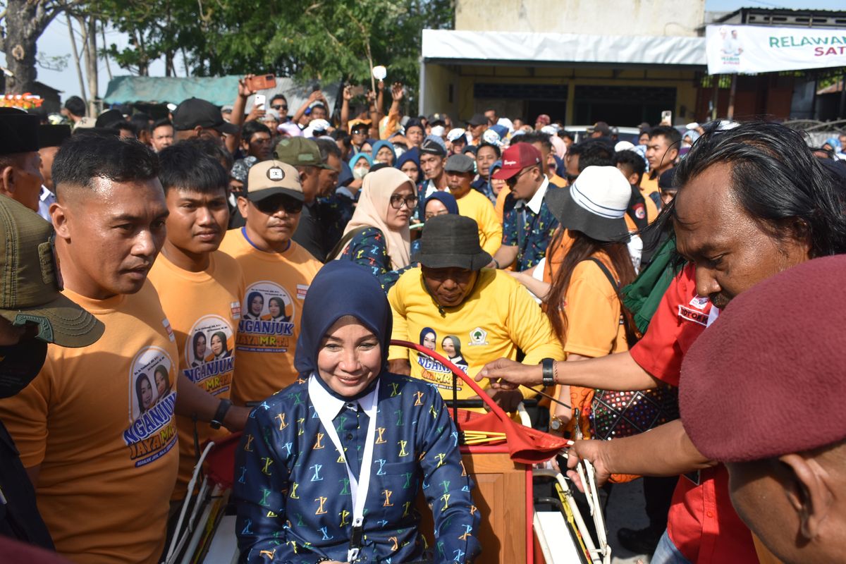 Ita Triwibawati saat sampai di Kantor KPU Kabupaten Nganjuk, Selasa (27/8/2024).