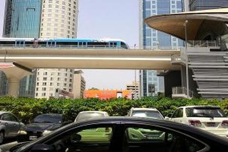 Rangkaian kereta Metro Dubai masuk ke Stasiun WTC di pusat kota Dubai, Uni Emirat Arab, Rabu (6/5/2015). Jalur kereta massal ini ada yang berada di bawah tanah, di tanah sejajar jalan, dan juga ada jalur layang.