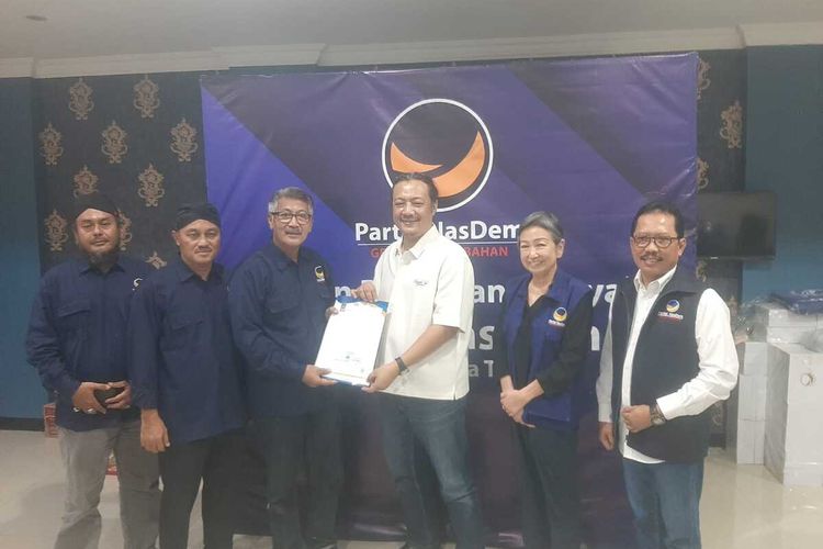 Pengusaha rokok Deny Widyanarko menerima rekom dari Partai Nasdem untuk maju di Pilkada Kabupaten Kediri, Kamis (6/6/2024).