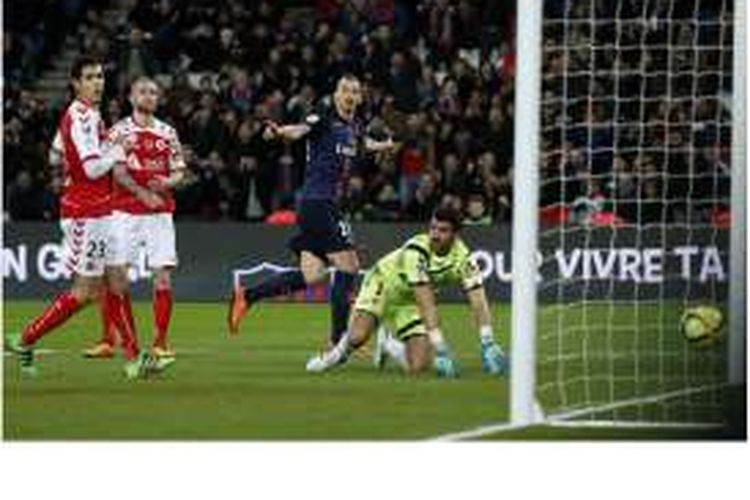 Striker Paris Saint-Germain asal Swedia, Zlatan Ibrahimovic (tengah), merayakan gol yang dicetaknya ke gawang Reims di Parc des Princes pada lanjutan Ligue 1, Sabtu (20/2/2016).