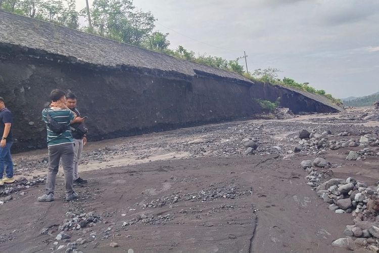 Tanggul Penahan Banjir Lahar Gunung Semeru Ambrol, Pemkab Lumajang Tetapkan Masa Darurat Bencana