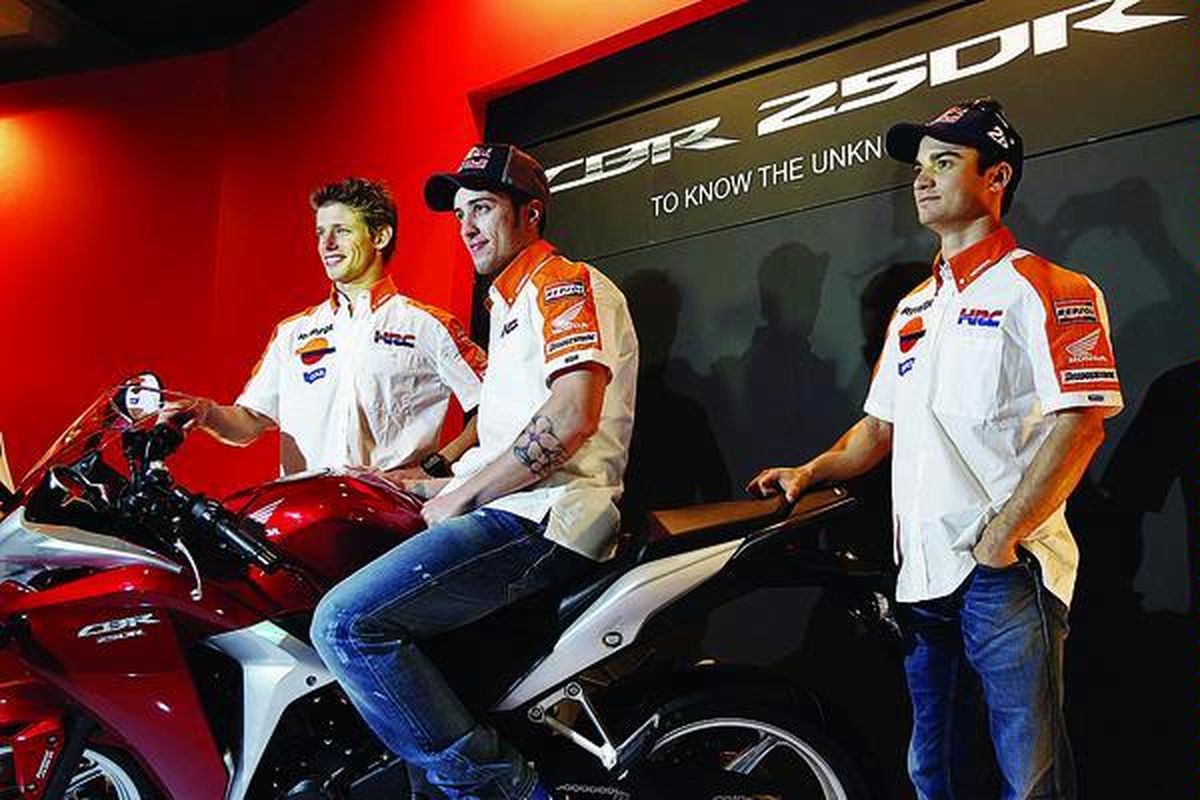 Tiga pebalap MotoGP tim Repsol Honda, (dari kiri ke kanan) Casey Stoner, Andre Dovizioso, dan Dani Pedrosa, hadir dalam peluncuran Honda CBR 250R di Hotel Mandarin, Jakarta, Jumat (25/2).