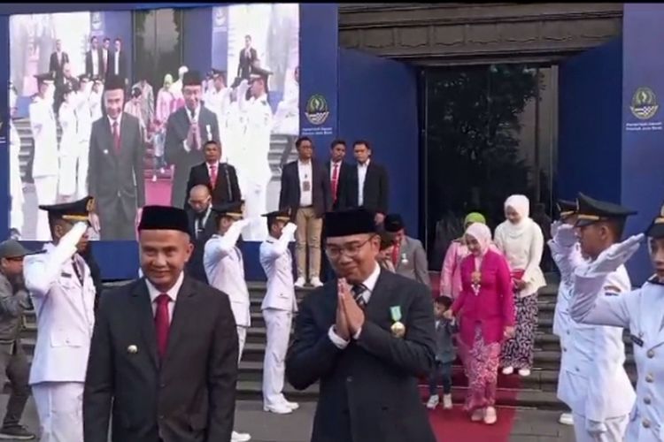 Ridwan Kamil saat memberikan salam usai serah terima jabatan Gubernur Jawa Barat di Gedung Sate, Kota Bandung, Selasa (5/9/2023).