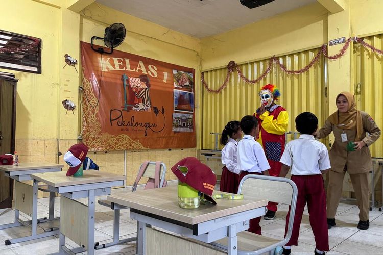 Hanya Dapat 3 Murid Baru, SD di Semarang Bagikan Seragam Gratis dan Hibur Siswa Baru dengan Badut