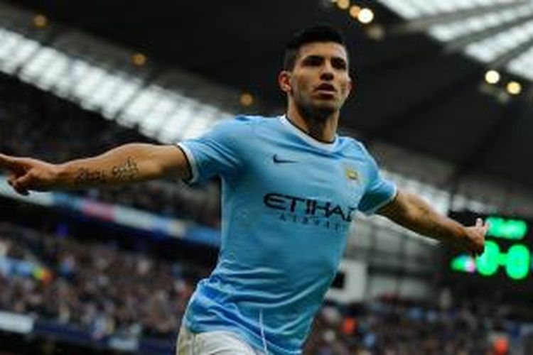 Penyerang Manchester City, Sergio Aguero, merayakan golnya usai membobol gawang Arsenal dalam lanjutan Premier League di Etihad Stadium, Sabtu (14/12/2013).