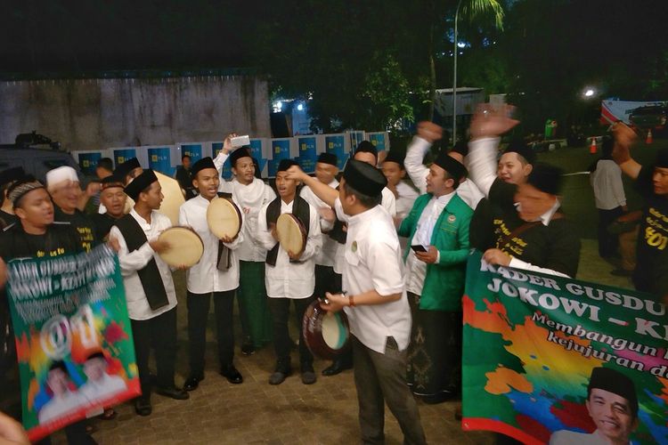 Sejumlah pendukung pasangan capres-cawapres nomor urut 01 Joko Widodo-Maruf Amin menyanyikan lagu yang sering dinyanyikan warga Nahdlatul Ulama (NU) Yalal Wathon jelang debat ketiga pilpres di Hotel Sultan, Minggu (17/3/2019) malam.