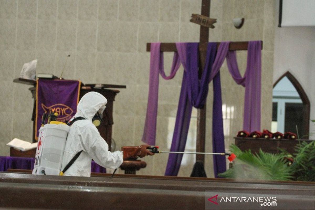 Petugas PMI melakukan penyemprotan cairan disinfektan di GPIB Immanuel, Depok, Jawa Barat, Selasa (17/3/2020). 
