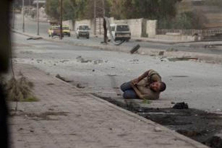 FILE - Warga sipil Suriah tertembak di perut ketika ia mencoba melarikan diri dari penembak jitu tentara Suriah di Bustan al-Qasr, Aleppo, Suriah, 20 Oktober 2012. Foto ini salah satu dari 20 foto karya fotografer AP yang memenangkan Pulitzer Prize 2013 kategori foto Breaking News.