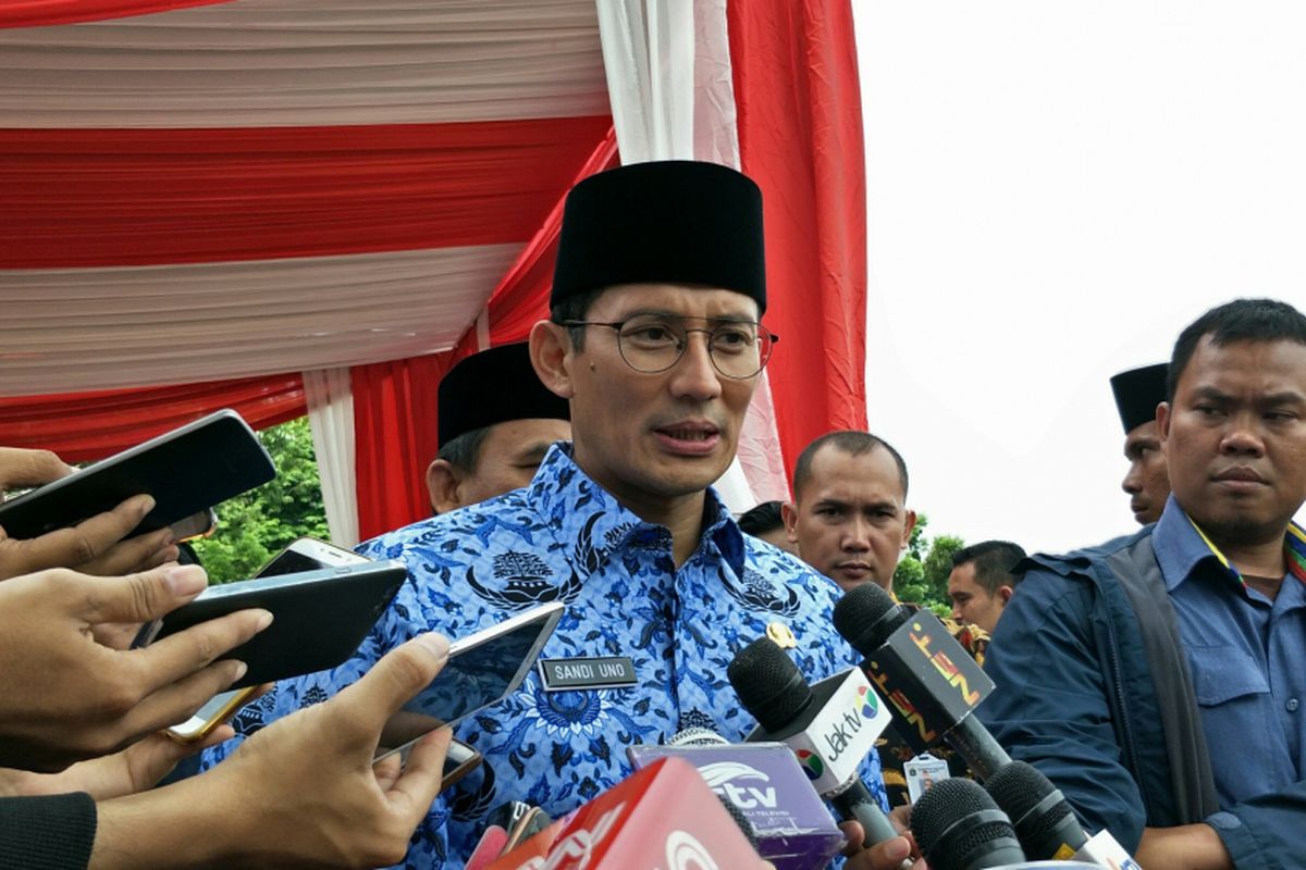 Wakil Gubernur DKI Jakarta Sandiaga Uno seusai memimpin upacara peringatan Hari Pahlawan di Lapangan IRTI, Monas, Jakarta Pusat, Jumat (10/11/2017).