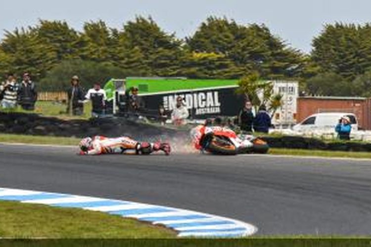 Pebalap Repsol Honda asal Spanyol, Marc Marquez, terjatuh saat menjalani balapan GP Australia di Sirkuit Phillip Island, Minggu (19/10/2014).