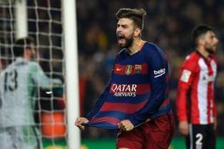 Gerard Pique merayakan gol kedua Barcelona ke gawang Athletic Bilbao pada perempat final Copa del Rey, Rabu (27/1/2016).