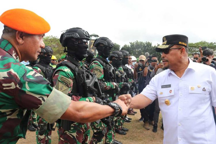 Ribuan aparat TNI Polri dan unsur pemerintah daerah mengikuti apel pasukan pengamanan kunjungan presiden di markas Batalyon Infanteri (Yonif) 734 Satria Nusa Samudera (SNS), Kodam XVI Pattimura di Samlaki, Kepulauan Tanimbar, Rabu (31/8/2022). Apel pasukan ini dipimpin langsung gubernur Maluku, Murad Ismail