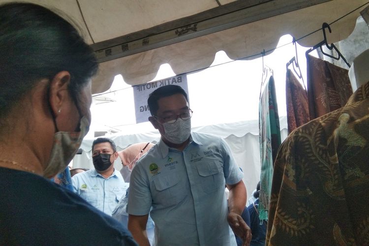 Gubernur Jawa Barat saat membeli produk UMKM di selasar UMKM bank bjb, Jumat (24/12/2021).