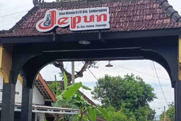 Lingkungan Desa Balong, Kecamatan Balong, Kabupaten Ponorogo, alamat yang tertera di foto copy ktp maupun passport atas nama Dewi Astutik yang menjadi buron BNN terkait penyelundupan sabu sabu seberat 2 ton. Warga desa setempat kenal dengan foto yang beredar di pemberitaan, tapi namanya bukan Dewi Astutik.