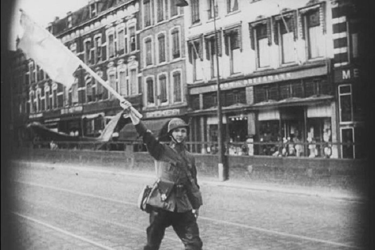 Belanda menyerah pada hari kelima serbuan tentara Nazi Jerman pada Mei 1940. Upaya perlawanan Belanda itu kelak dikenang dengan Slag om Nederland?Pertempuran Belanda.