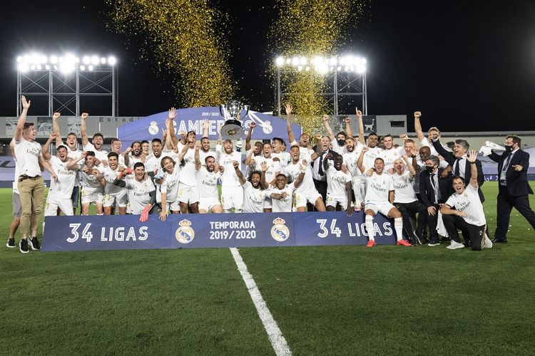 Seluruh pemain, staf dan pelatih Real Madrid selebrasi setelah dinobatkan sebagai juara Liga Spanyol musim ini.