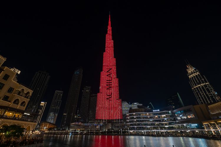 Bangunan tertinggi dunia, Burj Khalifa, di Dubai Uni Emirat Arab memancarkan sinar merah pada Senin (8/5/2023) malam waktu setempat. Penyalaan cahaya merah di berbagai penjuru dunia menjadi bagian dari kampanye AC Milan bertajuk ?A Light That Never Fades? guna menyambut derbi kontra Inter di Liga Champions.